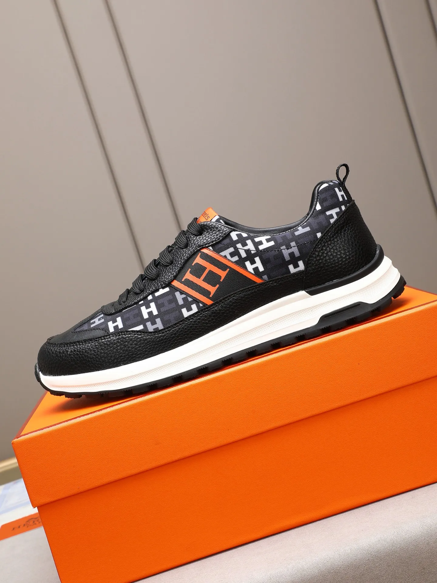 📛📛📛Men's shoes💰P400 (Hermes)🆕Men's color-blocked sneakers, with textured calfskin details. Spliced ​​with original cowhide, this shoe draws inspiration from the equestrian world, integrating technical details and practical functions. Breathable sheep lining, original combination outsole, high-end quality, and every detail is perfectly combined! Size: 38-44 (45 can be customized)